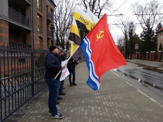 Активисты НПСР в пикете у латвийского консульства
